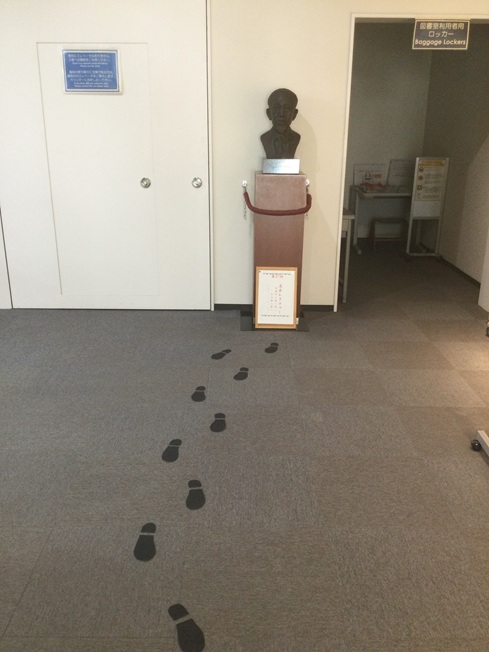 高木レクチャー ミニ展示 入口足跡